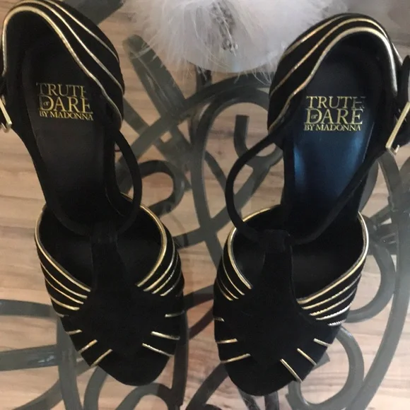 Elegant Black and Gold Platform Heels - Picture 4 of 7